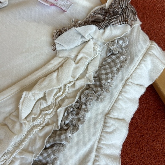 Cream tank with rows of ruffles, super cute and unique size large - Picture 3 of 8